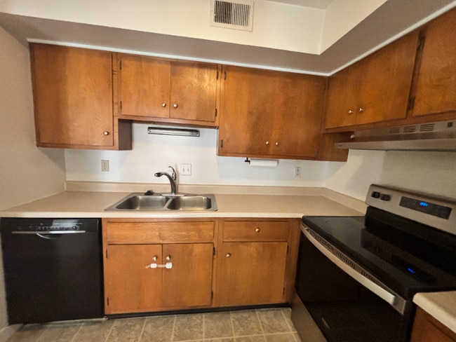 Building Photo - 734 W Kilgore Rd