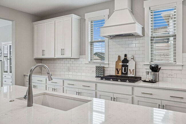 Foto del edificio - Stunning Craftsman-Style Rental Home with Flexible Living Space & Luxury Upgrades!