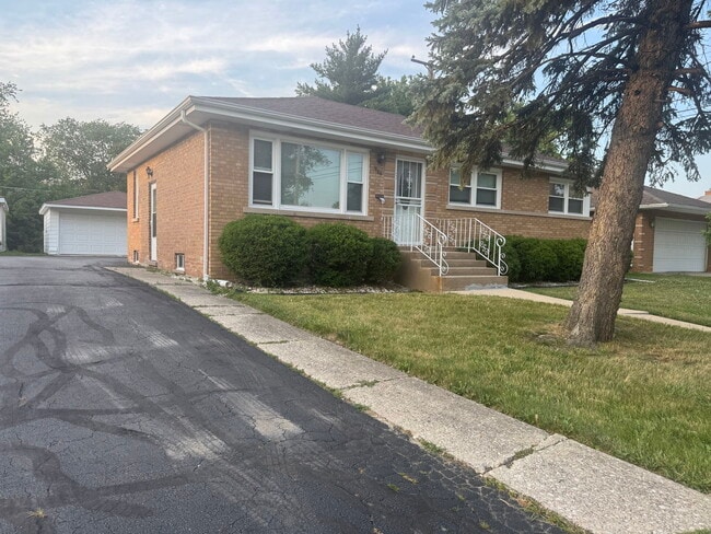 Building Photo - 1006 E 163rd Pl