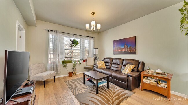 Foto del edificio - 3730 N Ashland Ave