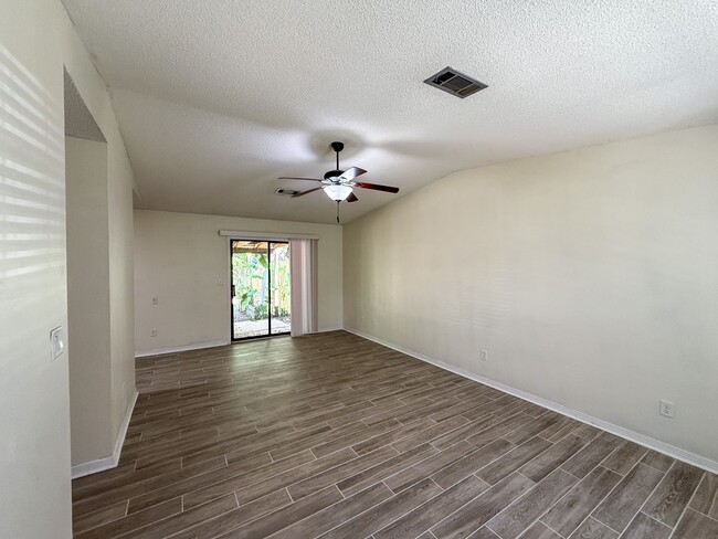 Building Photo - 1035 Peakview Dr