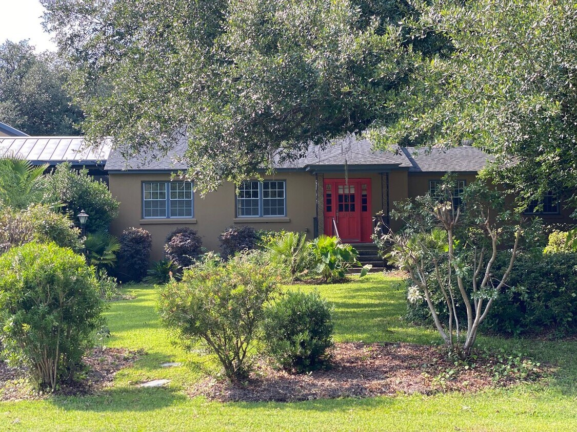 Primary Photo - Resort-Style Living with Top Amenities – P...