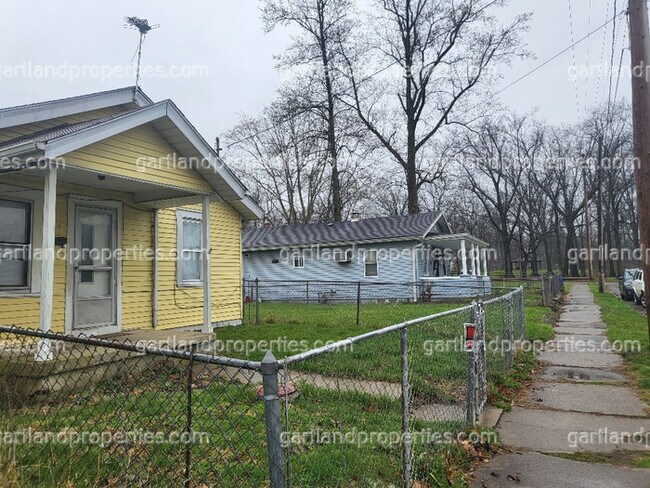 Building Photo - Franklin decent house including appliances...
