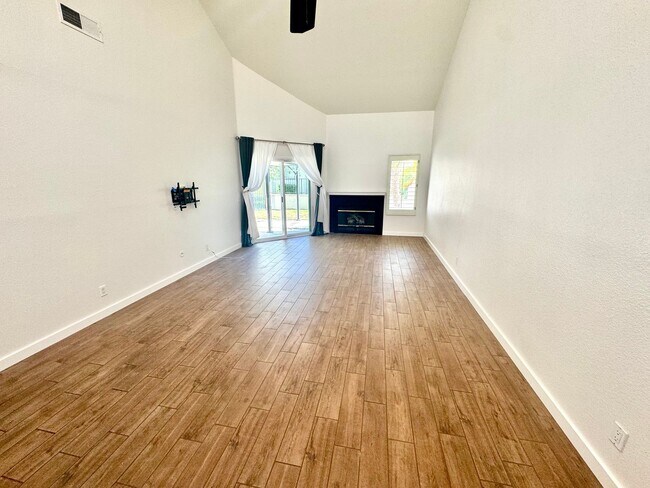 Foto del edificio - Beautiful 3 Bedroom Townhome near Mission ...