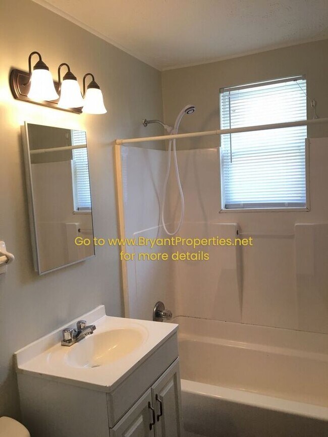 Building Photo - Hendersonville - 2 Bedroom Duplex Basement/Garage