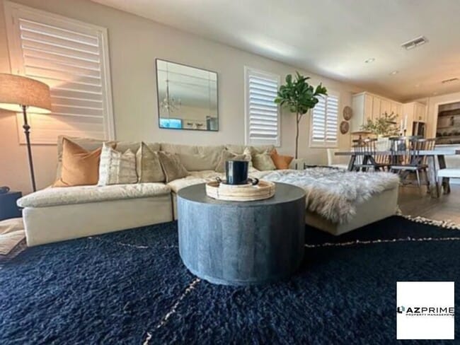 Building Photo - Beautiful home