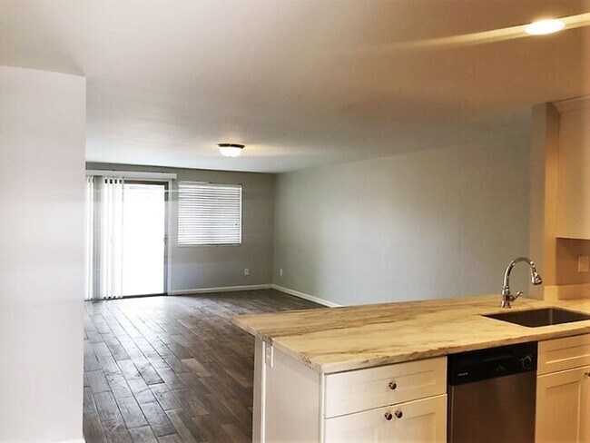 Foto del edificio - Remodeled 2 bedroom / 2 Full Bath
