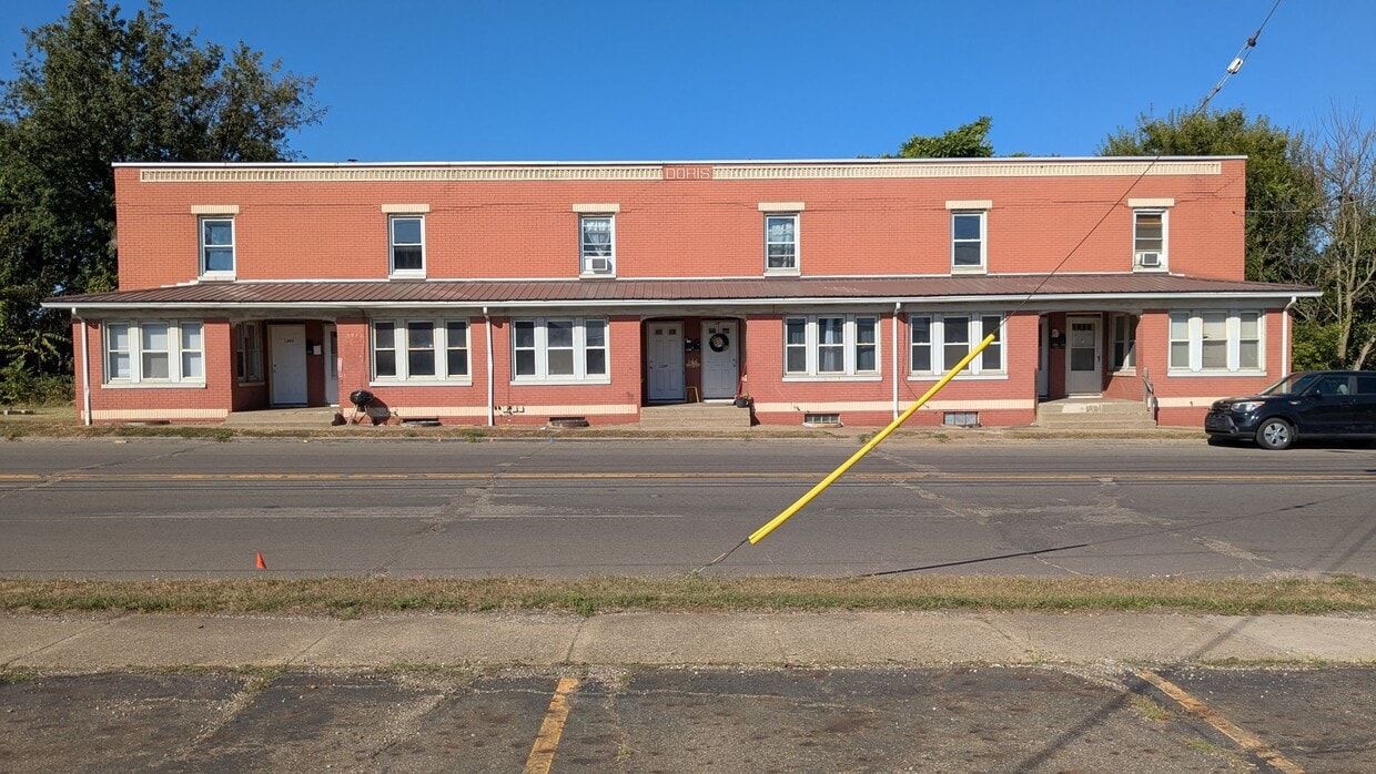Foto principal - Charming 2-bedroom, 1-bathroom home locate...
