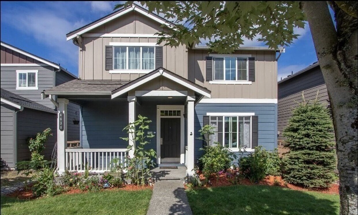 Primary Photo - Large 4 bedroom home-Pet friendly!