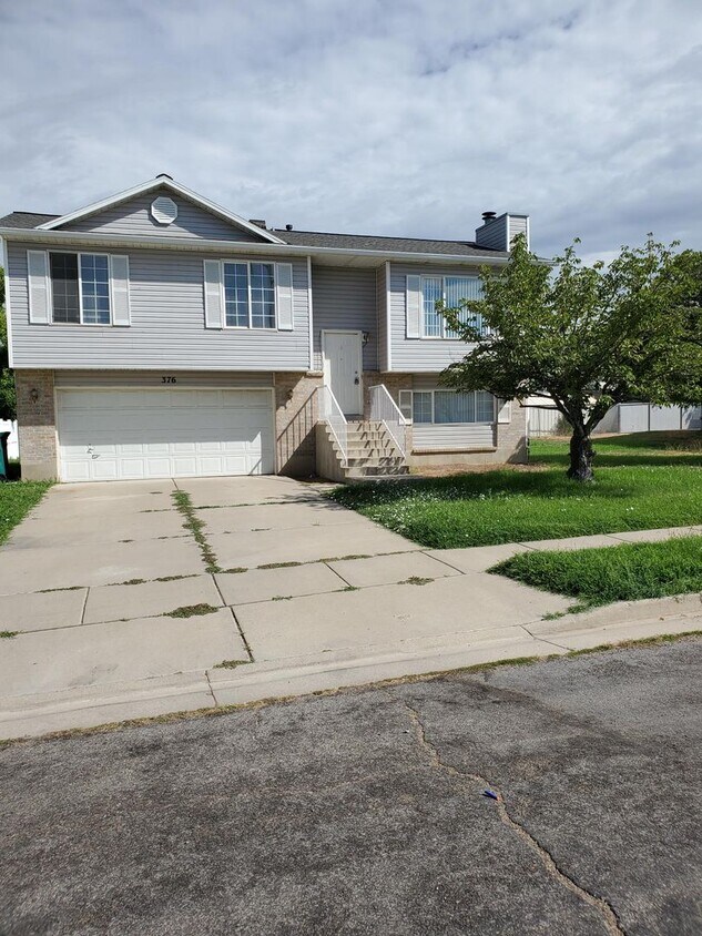 Foto principal - Clearfield 4 bedroom, 3 bathroom home. Big...