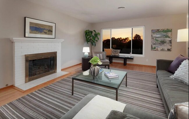 Foto del edificio - STUNNING - Three Bedroom House + a Bonus R...