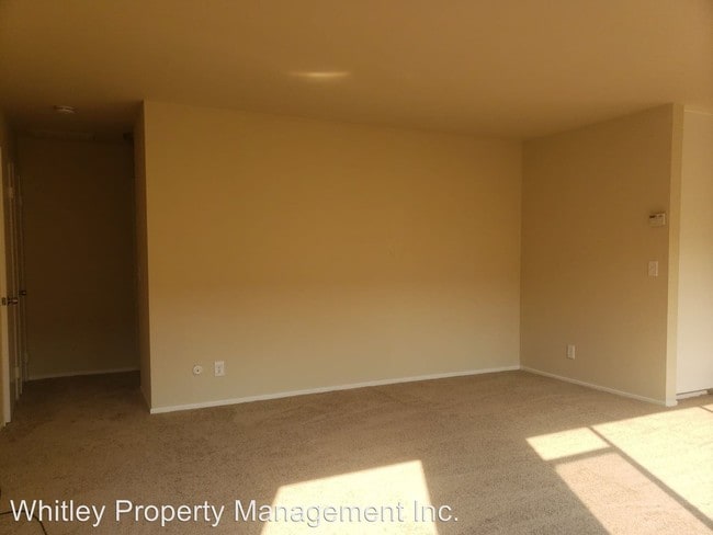 Building Photo - 786 Elm St