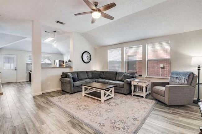 Building Photo - 372 Bayberry Dr