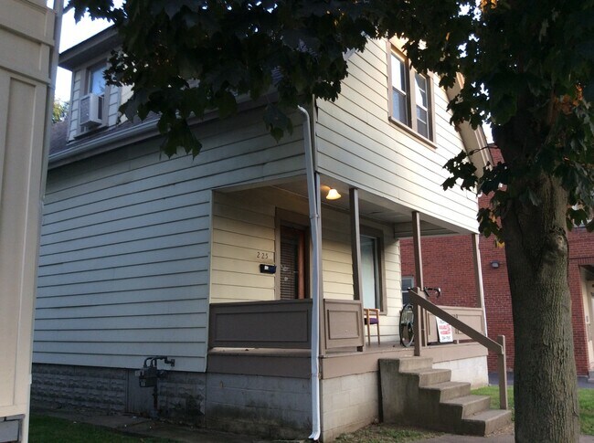 Building Photo - 3 bedroom 1 bath single family home with y...