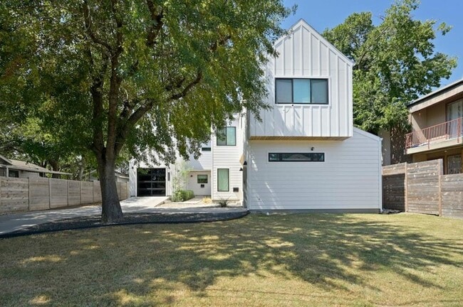 Building Photo - 5212 Huisache St