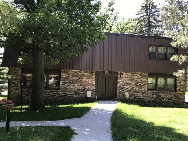 Entrance - 524 Breezy Point Dr