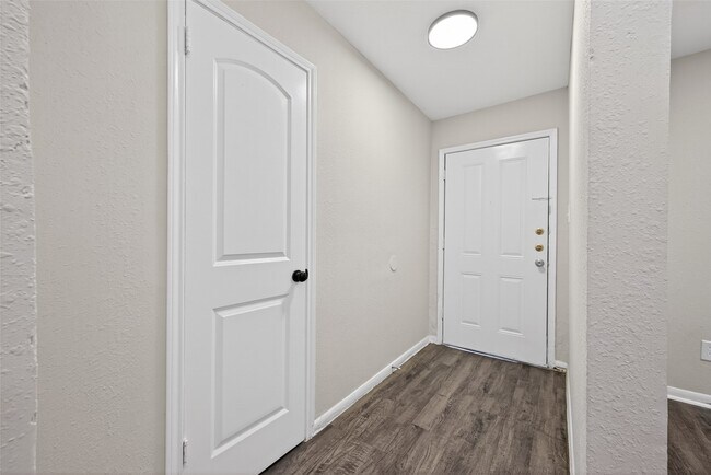 Building Photo - 427 Hollyvale Dr