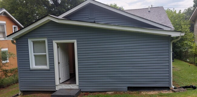 Building Photo - 209 Fern St