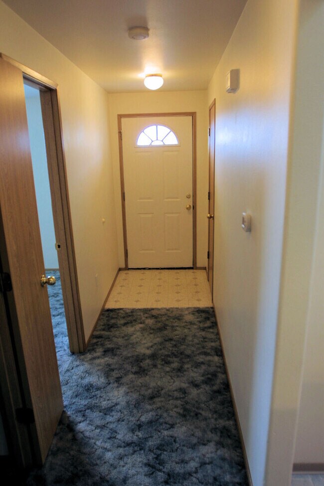 Building Photo - 5548 - 5550