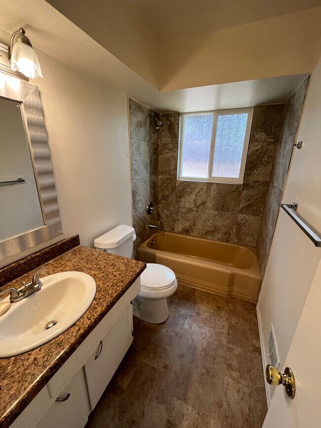 Building Photo - 1096 S Foothill Dr