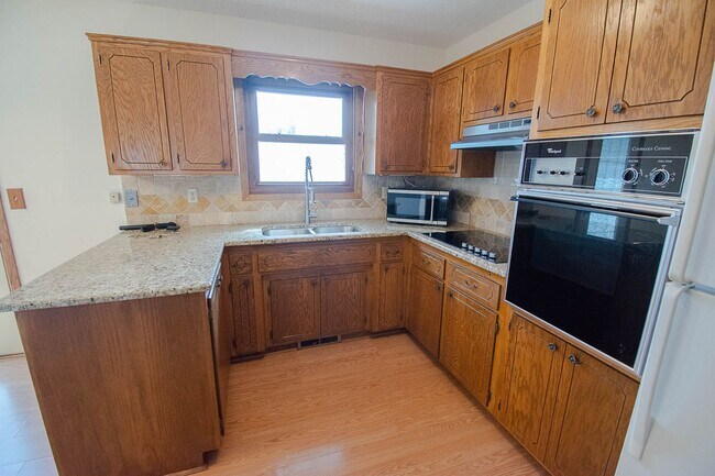 Foto del edificio - Spacious 2 Bed, 1.5 Bath with Oversized Garage!