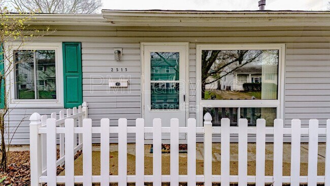 Foto del edificio - 2513 Oswego Ln