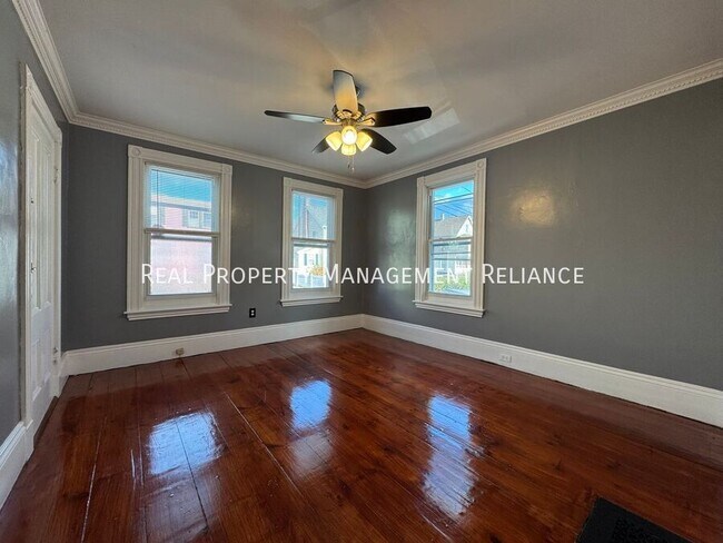 Foto del edificio - 98 Eustis St