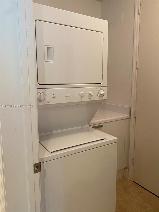 Foto del edificio - 14951 Royal Oaks Ln