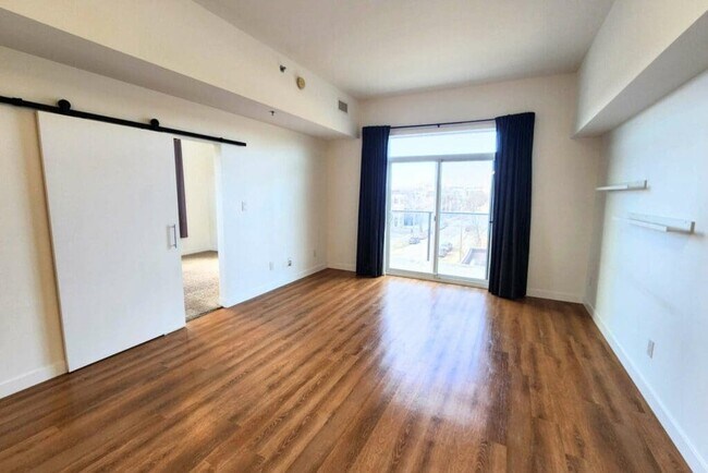Photo du bâtiment - 24Seven Condominiums