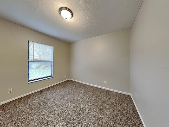 Building Photo - 696 Blueberry Dr