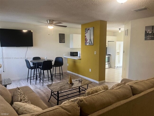 Foto del edificio - 3 br, 2 bath House - 20225 NW 27th Ct # A