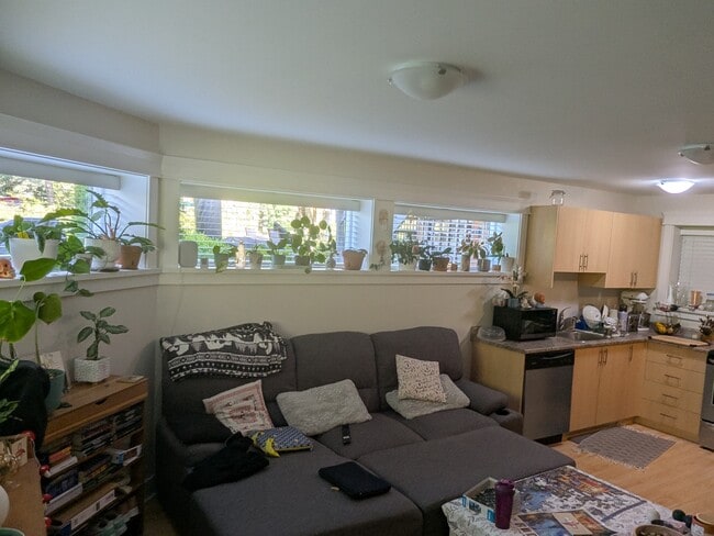 Building Photo - 915-915 Glen Vale Rd