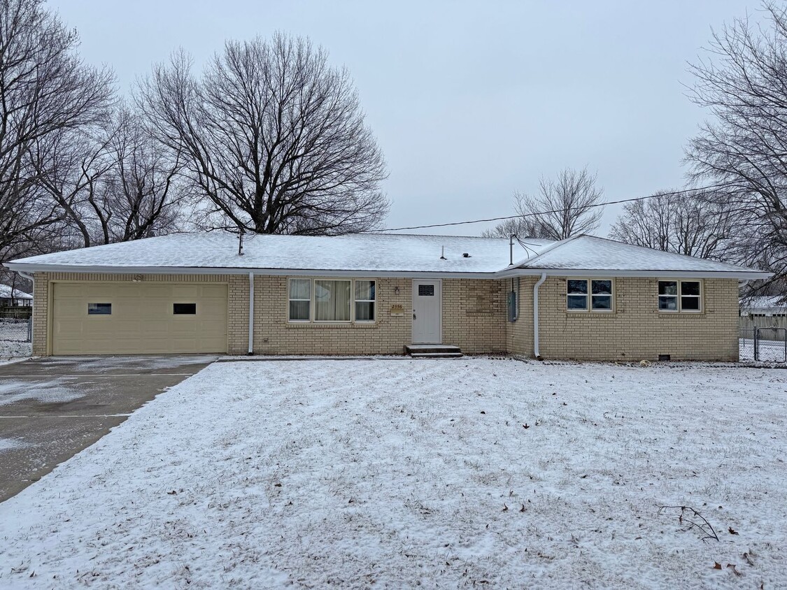 Primary Photo - 6 Car Garage! Beautifully Remodeled 3 Bedr...