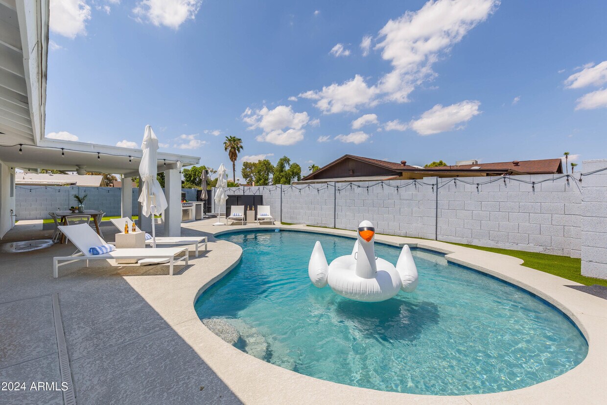 Foto principal - 8702 E Clarendon Ave