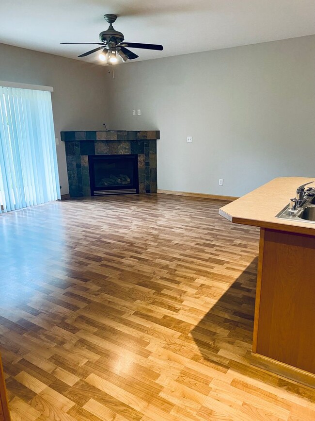 Building Photo - 512