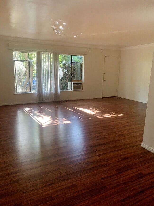 Building Photo - 1850 N La Brea Ave
