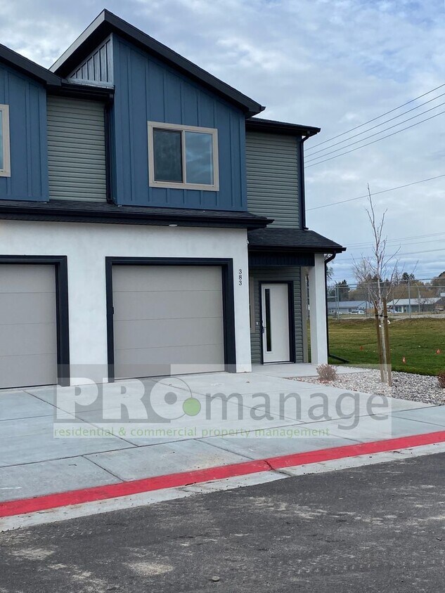 Foto principal - Townhouse with 3 bedrooms / 2 bathrooms in...