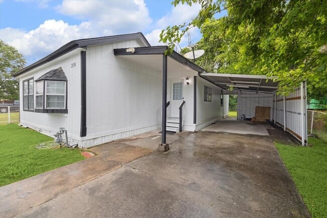Building Photo - 218 E Fayle Ave
