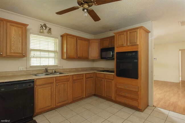 Building Photo - 2634 Oakview Dr