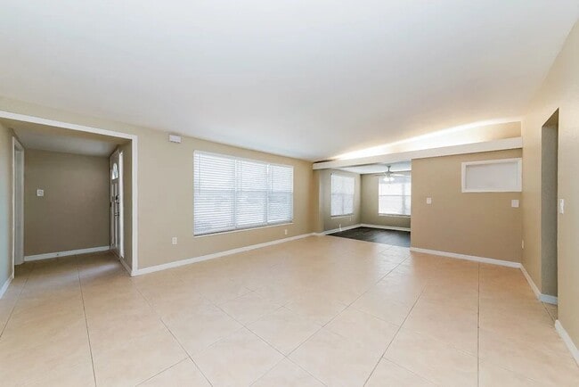 Building Photo - 6126 Nutmeg Ave