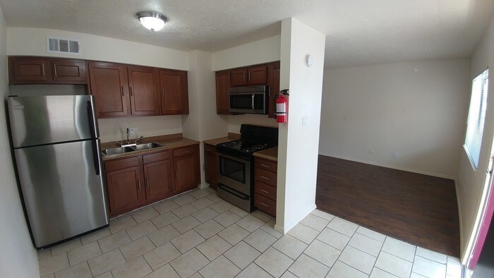 Primary Photo - Cozy 2 Bedroom, 1 Bathroom! Available Now!