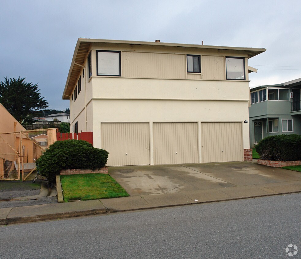Building Photo - 427 Serra Dr