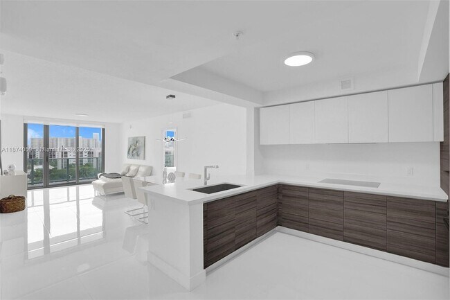 Foto del edificio - 330 Sunny Isles Blvd