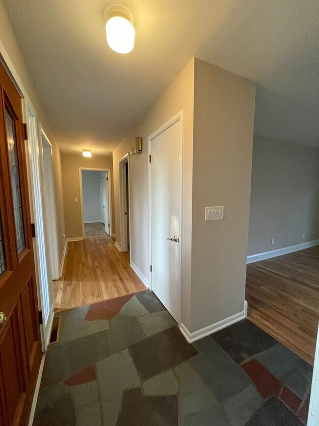 Foto del edificio - Beautiful Three Bedroom Home | Flexible Le...