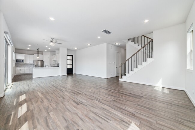 Building Photo - 12019 Royal Oaks Run Dr