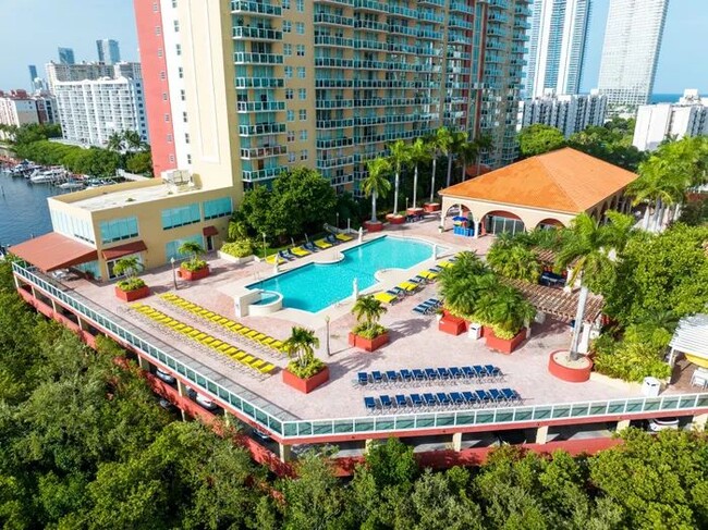 Foto del edificio - 16900 N Bay Rd