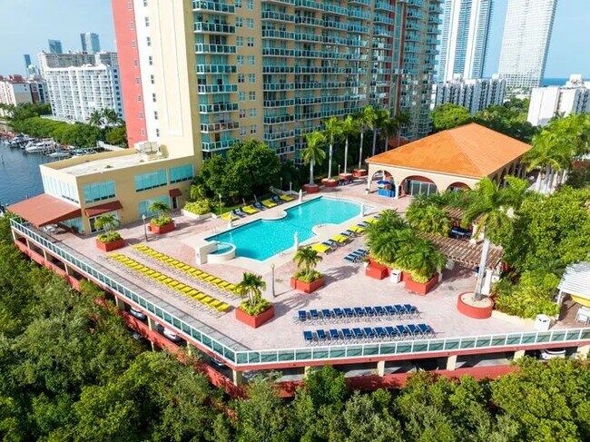 Foto del edificio - 16900 N Bay Rd