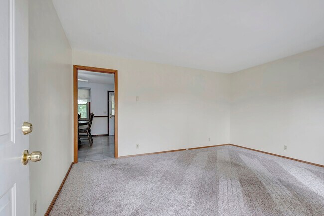 Building Photo - 211 Friendship Dr