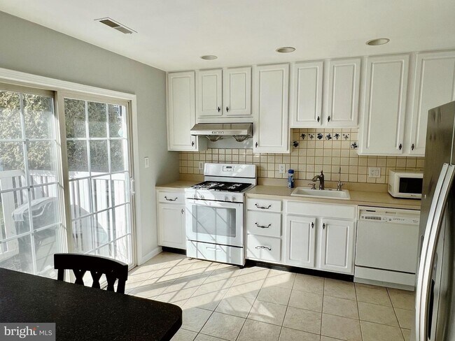 Building Photo - 6508 Coventry Way