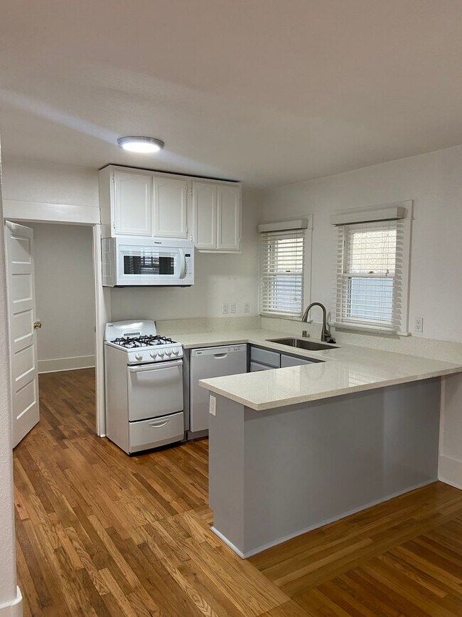 Foto del edificio - 320-326 Cherry Ave